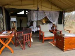 Interiør fra teltet i Mantobeni Interiør fra teltet i Mantobeni