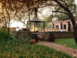 Det utendørs restaurantområdet ved Tau Game Lodge Det utendørs restaurantområdet ved Tau Game Lodge