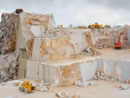 Carrara-marmorbrudd med store steinblokker og arbeidsmaskiner