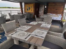 Båten er gjort klar for måltid Båten er gjort klar for måltid