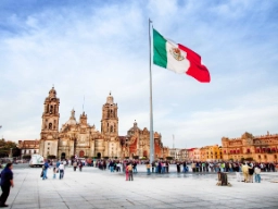 Plaza de la Constitución (Zócalo) i Mexico City med Metropolitankatedralen i bakgrunnen – den største i hele Amerika