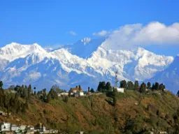Darjeeling med de snødekte ca. 8 600 meter høye Kangchenjunga-fjellene i bakgrunnen