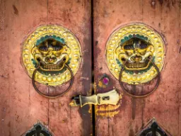 Dekorative løvehode-dørhåndtak – tradisjonelt symbol på beskyttelse i kinesisk og mongolsk arkitektur Dekorative løvehode-dørhåndtak – tradisjonelt symbol på beskyttelse i kinesisk og mongolsk arkitektur