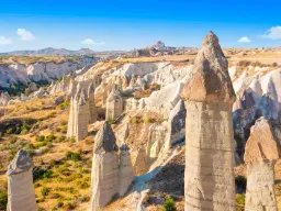 Fairy chimneys i Kappadokia nær Göreme, Tyrkia – et unikt landskap formet av vind og vann gjennom tusenvis av år Fairy chimneys i Kappadokia nær Göreme, Tyrkia – et unikt landskap formet av vind og vann gjennom tusenvis av år