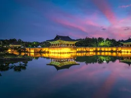 Donggung-palasset og Wolji-dammen i Gyeongju speiler seg vakkert i solnedgangen Donggung-palasset og Wolji-dammen i Gyeongju speiler seg vakkert i solnedgangen