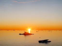 Solnedgang over det stille vannet Solnedgang over det stille vannet