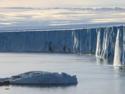 Enorm isbrefront der isen møter havet — en typisk arktisk tidevannsbre Enorm isbrefront der isen møter havet — en typisk arktisk tidevannsbre
