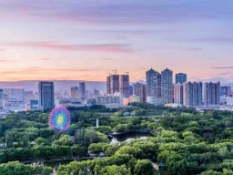 Qincheng Park i Hohhot, hovedstaden i Indre Mongolia, med moderne skyline i bakgrunnen Qincheng Park i Hohhot, hovedstaden i Indre Mongolia, med moderne skyline i bakgrunnen
