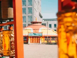Dashchoilin-klosteret i Ulan Bator – et aktivt buddhistisk senter formet som en tradisjonell ger Dashchoilin-klosteret i Ulan Bator – et aktivt buddhistisk senter formet som en tradisjonell ger