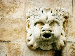 Steinmaske på Onofrio-fontenen i Dubrovniks gamleby, oppført i 1438 Steinmaske på Onofrio-fontenen i Dubrovniks gamleby, oppført i 1438