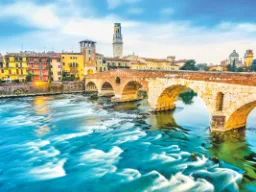Ponte Pietra (Steinbroen) er den eldste broen i Verona, opprinnelig bygget i år 100 f.Kr.