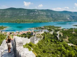 Ston på Pelješac-halvøya i Kroatia – kjent for sine imponerende middelaldermurer, ofte kalt ”Europas kinesiske mur” Ston på Pelješac-halvøya i Kroatia – kjent for sine imponerende middelaldermurer, ofte kalt ”Europas kinesiske mur”