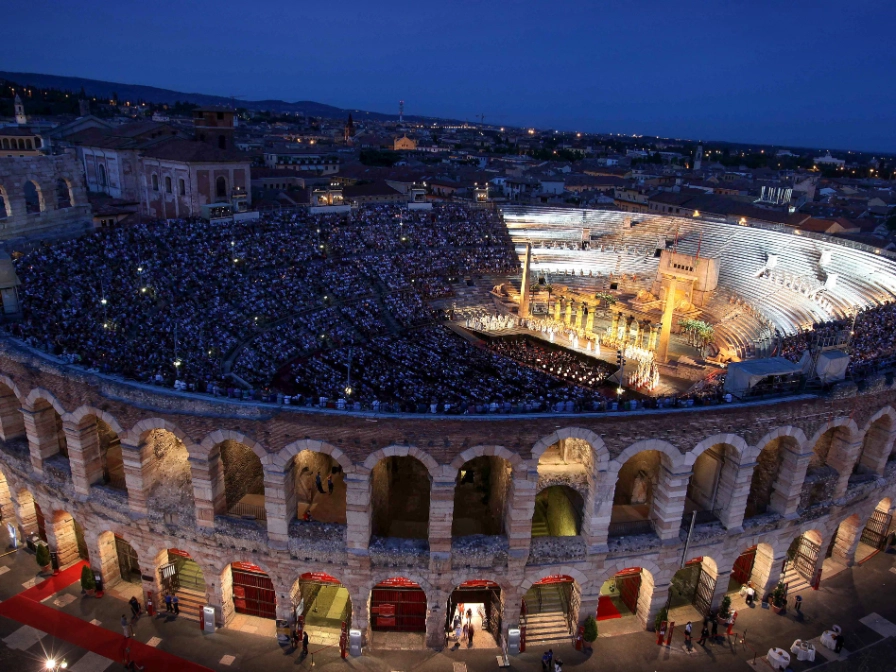 Et fullt amfiteater i Verona