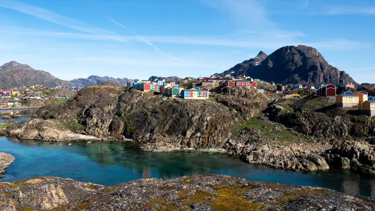 Fargerike hus klamrer seg til klippene ved havet Fargerike hus klamrer seg til klippene ved havet