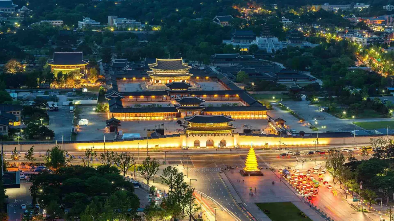 Gyeongbokgung-palasset i Seoul – vakkert opplyst om kvelden Gyeongbokgung-palasset i Seoul – vakkert opplyst om kvelden