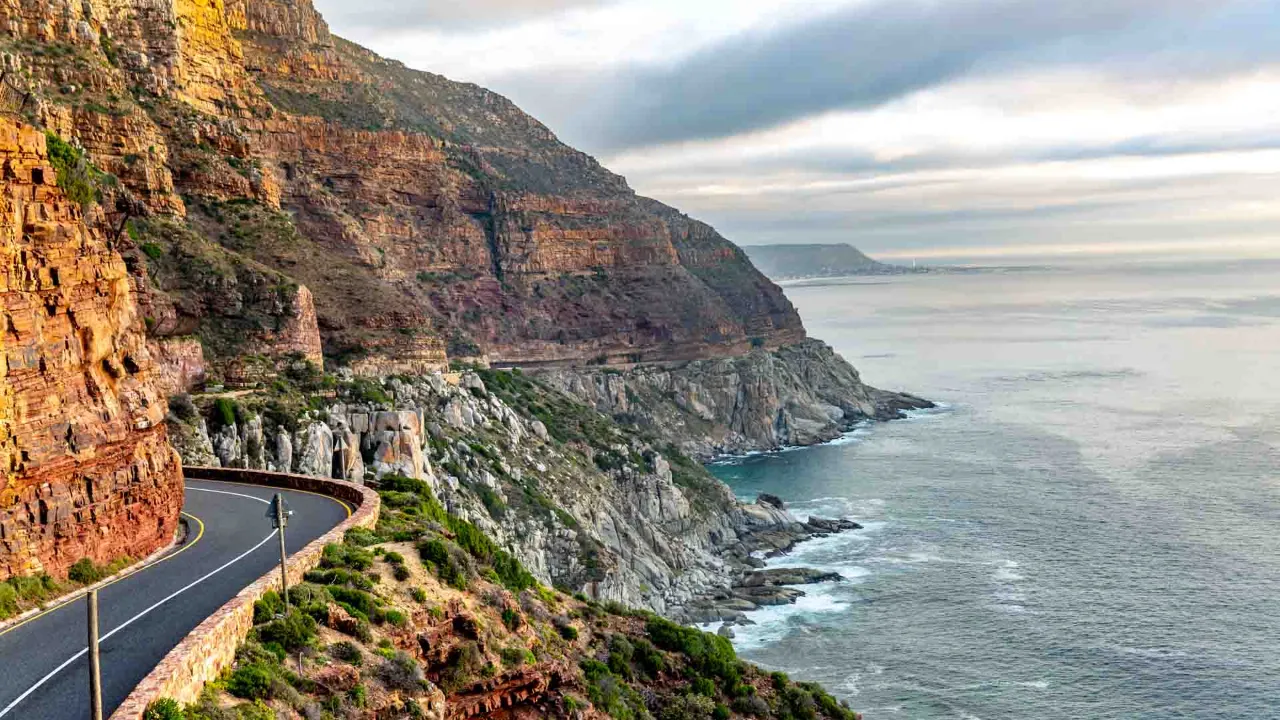 Veien til Chapmans Peak nær Cape Town er hugget direkte inn i de bratte klippene