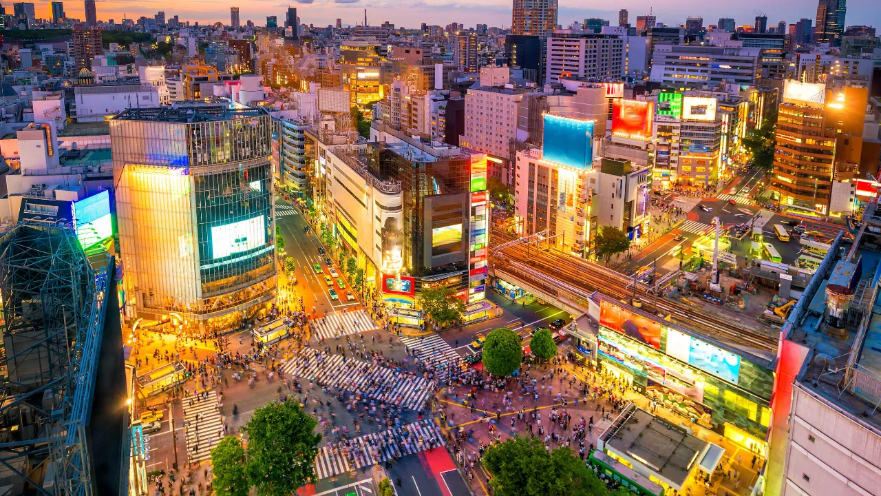 Shibuya-krysset i Tokyo er fylt med neonlys og storskjermer Shibuya-krysset i Tokyo er fylt med neonlys og storskjermer