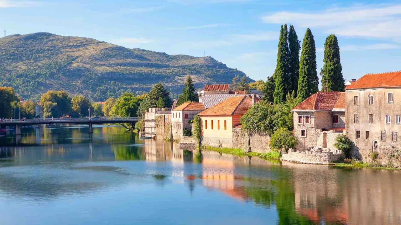 Trebinje – en skjult perle ved elven Trebišnjica, der middelhavsstemning møter fjellenes ro Trebinje – en skjult perle ved elven Trebišnjica, der middelhavsstemning møter fjellenes ro