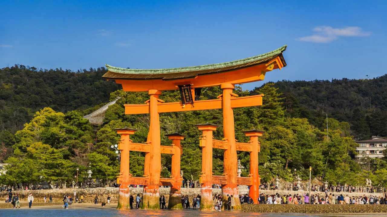 Den ikoniske torii-porten ved Itsukushima-helligdommen på Miyajima Den ikoniske torii-porten ved Itsukushima-helligdommen på Miyajima