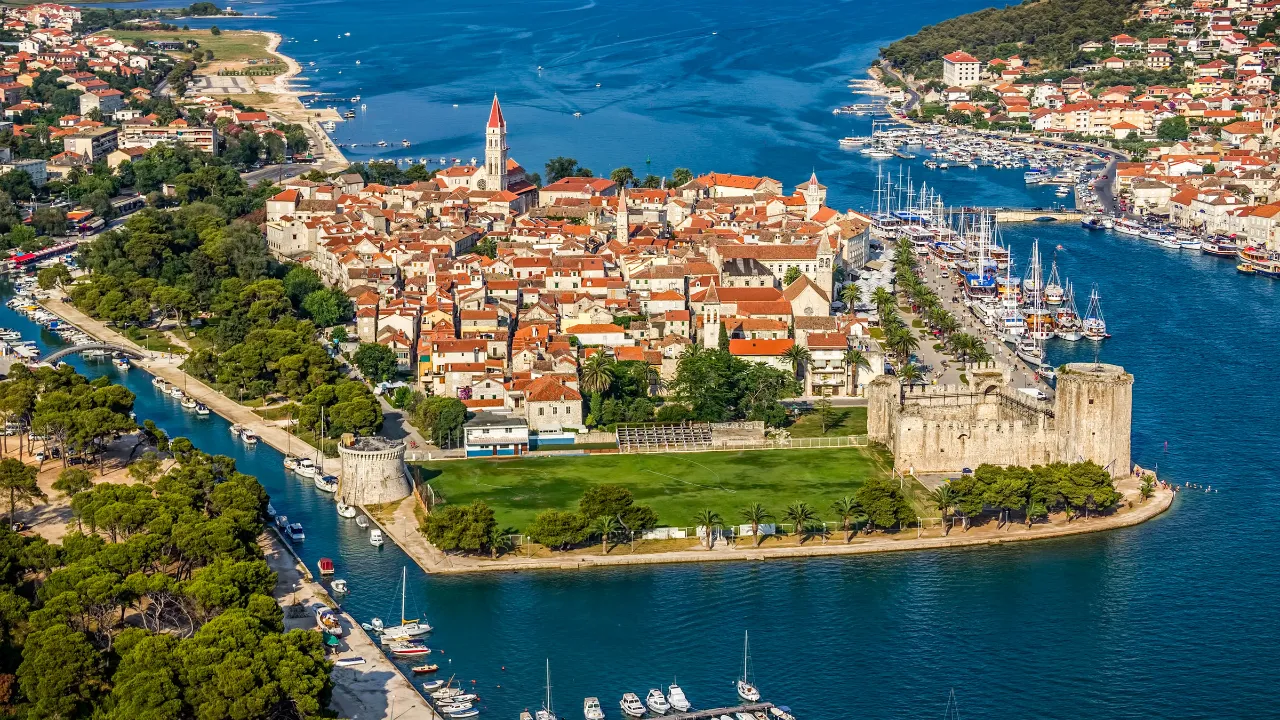 Gamlebyen i Trogir er kjent for sin godt bevarte middelalderarkitektur Gamlebyen i Trogir er kjent for sin godt bevarte middelalderarkitektur