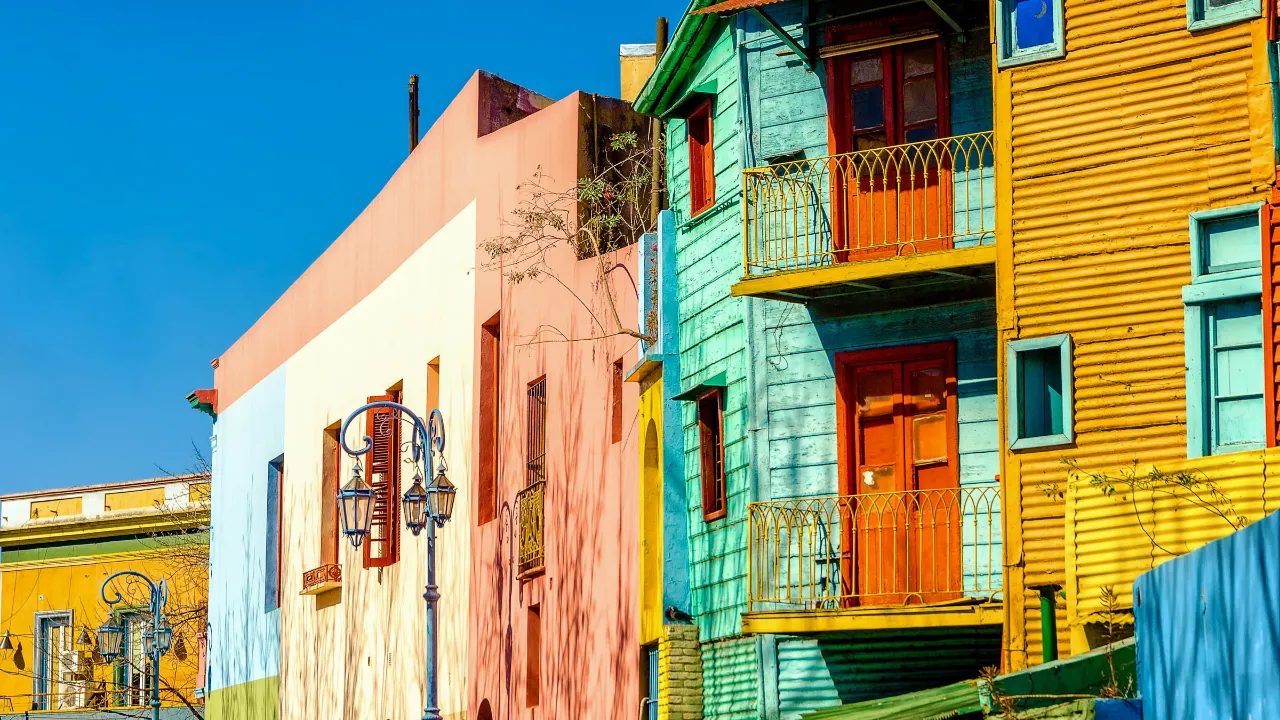 Klare farger, smale gater og søramerikansk sjarm. La Boca er et av Buenos Aires' mest fotogene områder Klare farger, smale gater og søramerikansk sjarm. La Boca er et av Buenos Aires' mest fotogene områder