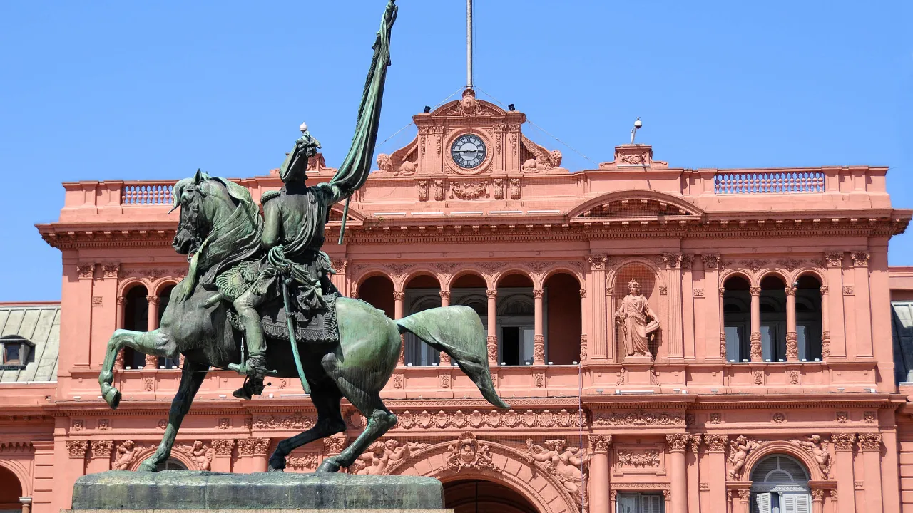 Casa Rosada – kjent for Juan og Eva «Evita» Peróns taler til folket på Plaza de Mayo i Buenos Aires
