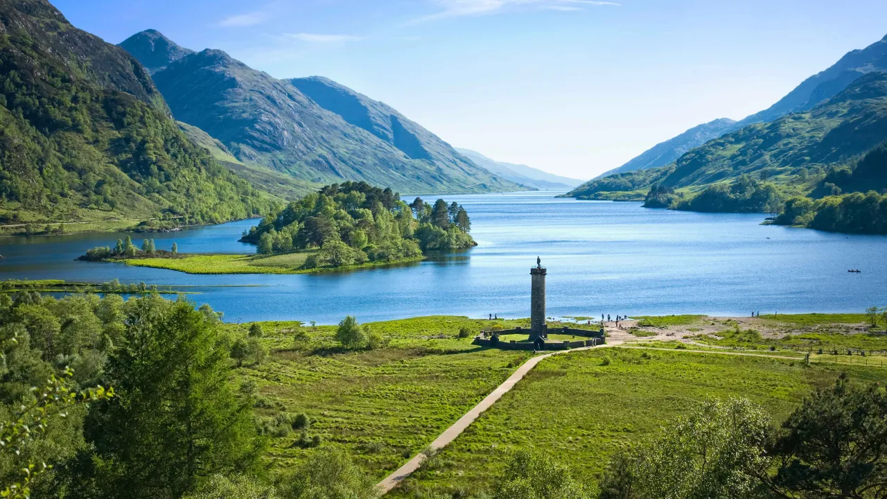 Glenfinnan-monumentet ved innsjøen Loch Shiel Glenfinnan-monumentet ved innsjøen Loch Shiel