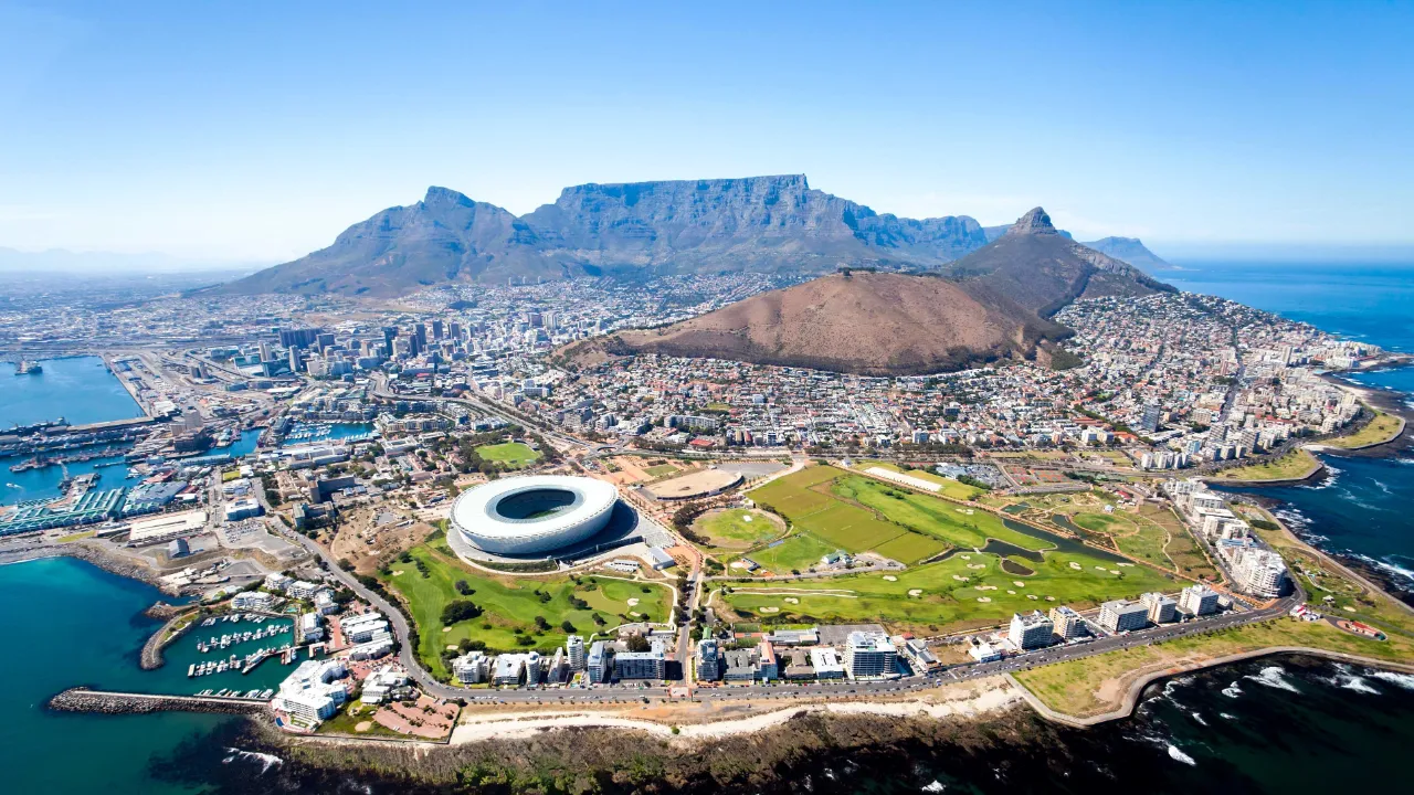Cape Town Stadium i forgrunnen og Taffelberget i bakgrunnen