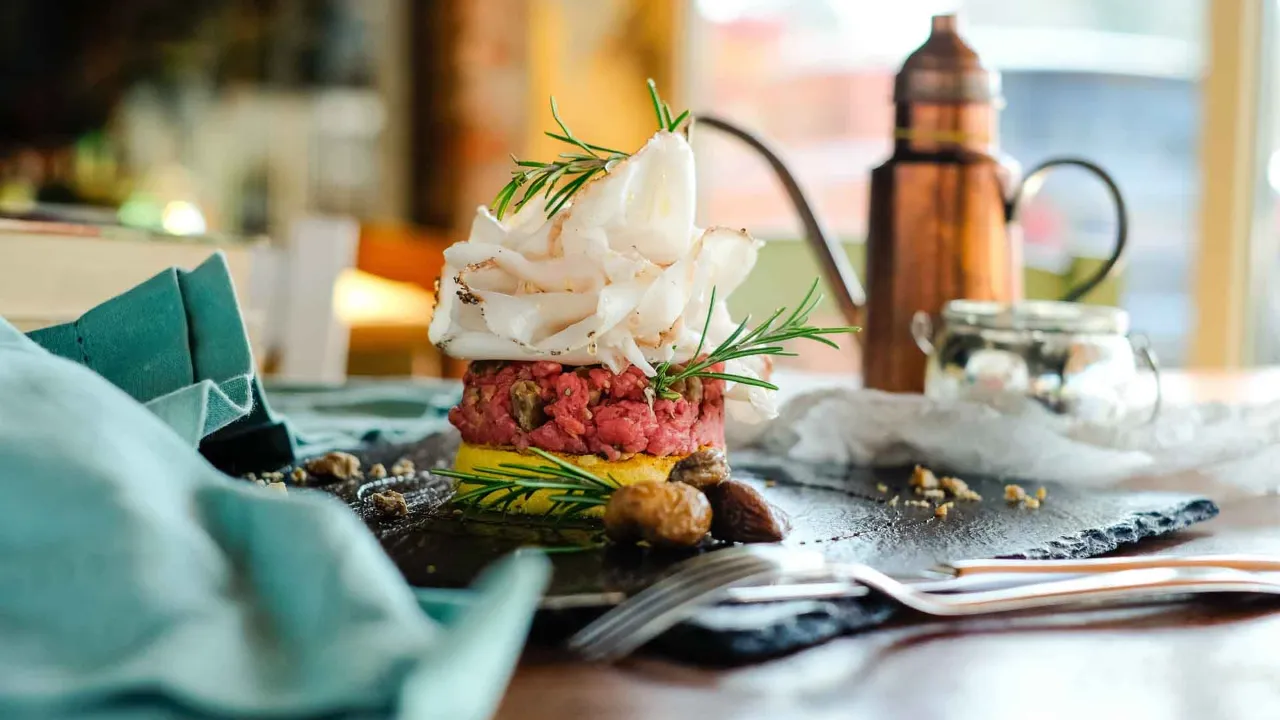 Burger med lardo og friske urter Burger med lardo og friske urter