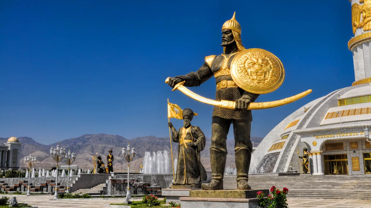 Asjkhabad, Turkmenistan – monumentet over landets uavhengighet med gylne krigerstatuer Asjkhabad, Turkmenistan – monumentet over landets uavhengighet med gylne krigerstatuer