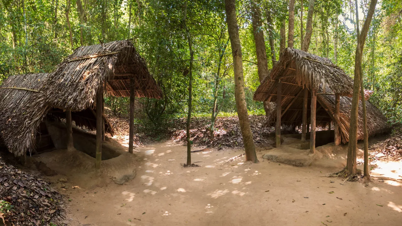 Overdekkede innganger til Cu Chi-tunnelene nær Ho Chi Minh-byen