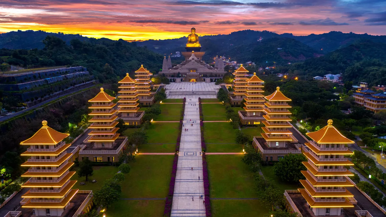 Fo Guang Shan Buddha Museum ved soloppgang