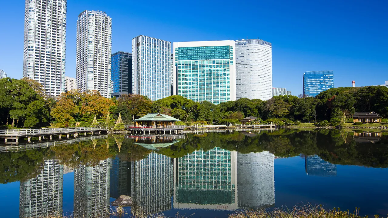 Den store Hamarikyu-hagen i det sentrale Tokyo Den store Hamarikyu-hagen i det sentrale Tokyo