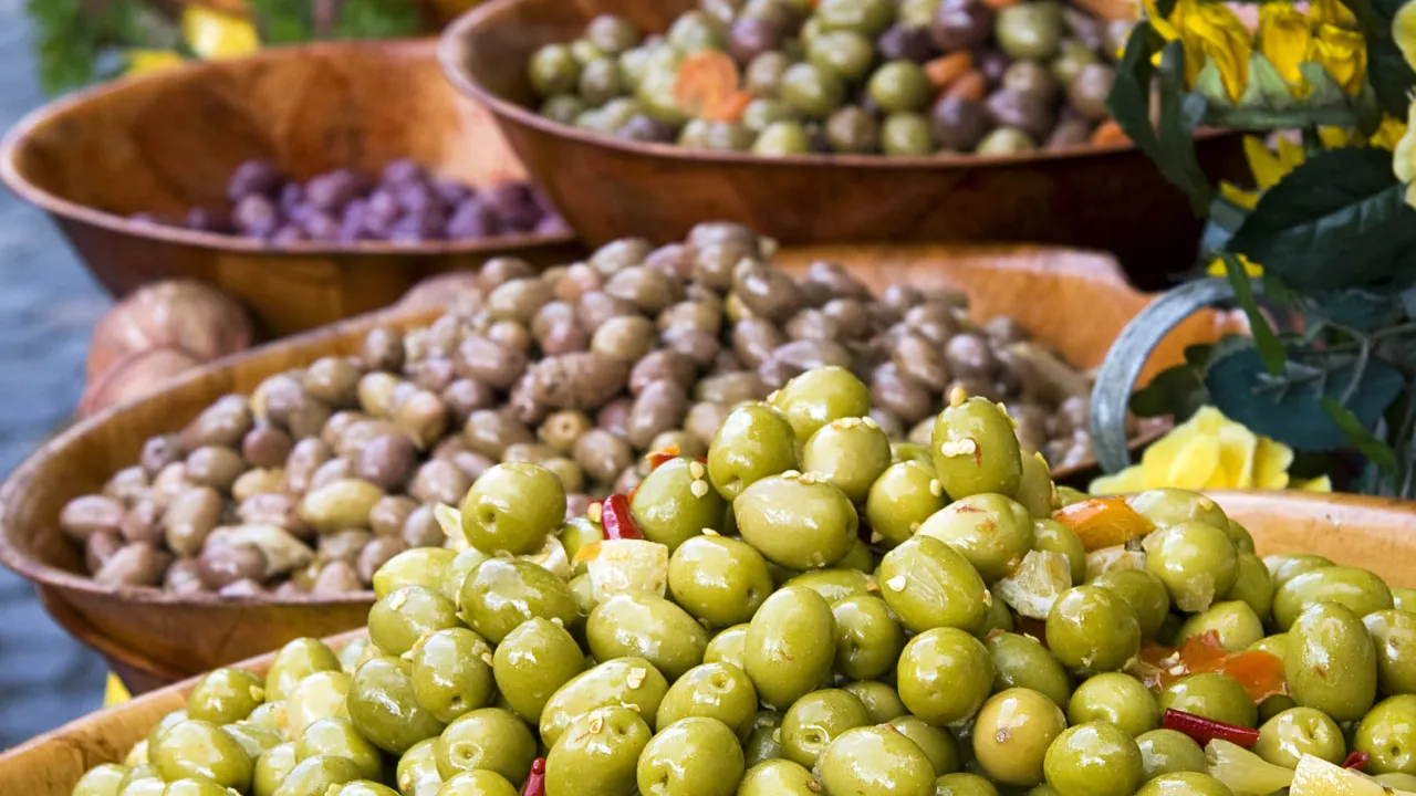 Vi skal også smake på de greske Kalamata-olivenene Vi skal også smake på de greske Kalamata-olivenene