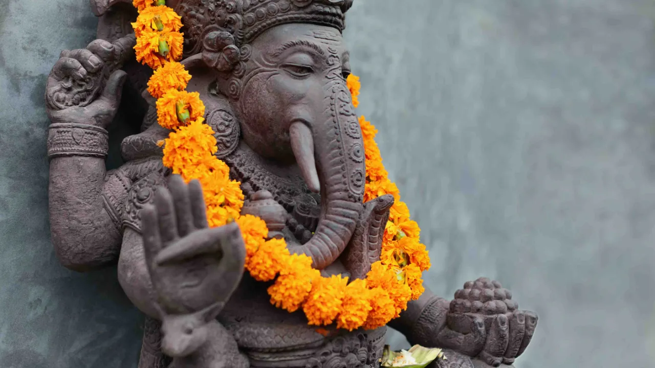 Ganesha-statue med blomsterkrans Ganesha-statue med blomsterkrans