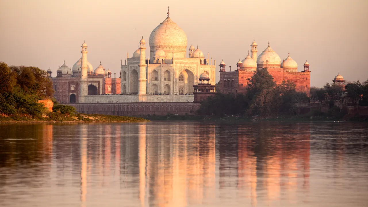 Utsikt til Taj Mahal over Yamuna-elven Utsikt til Taj Mahal over Yamuna-elven