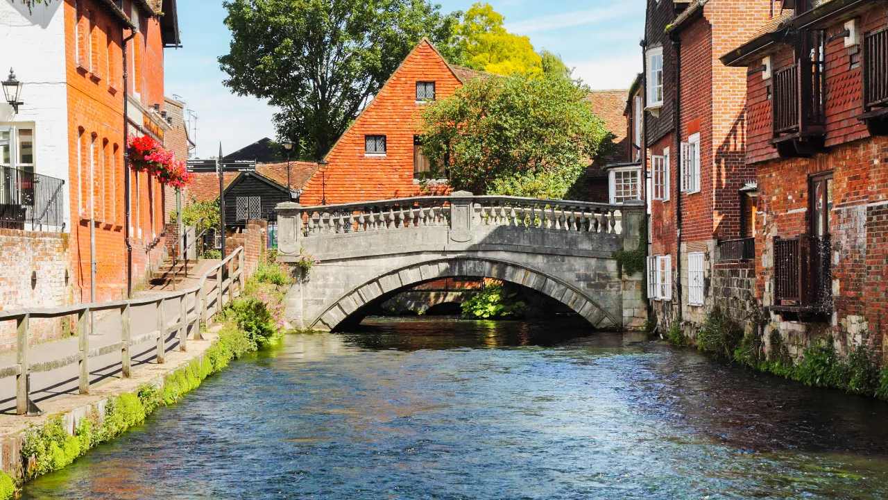 Winchester – kjent for sin sjarm, broer og klassisk engelsk arkitektur Winchester – kjent for sin sjarm, broer og klassisk engelsk arkitektur