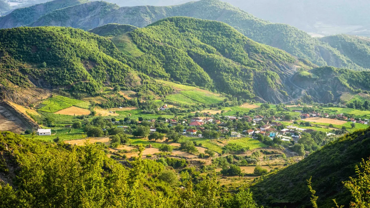 Elbasan, Albania – en historisk by kjent for sin osmanske festning, gamle moskeer og livlige kulturarv Elbasan, Albania – en historisk by kjent for sin osmanske festning, gamle moskeer og livlige kulturarv