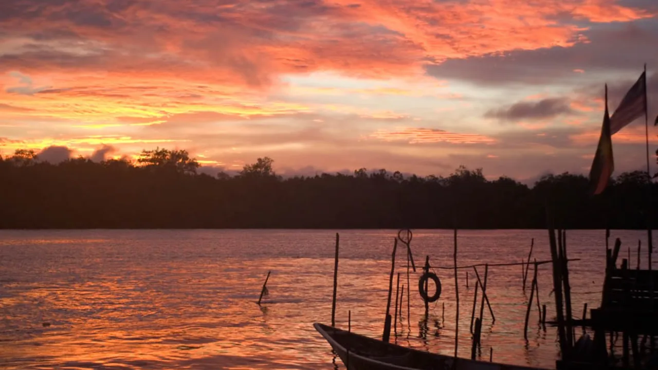 Solnedgang over Santubong-elven på Borneo