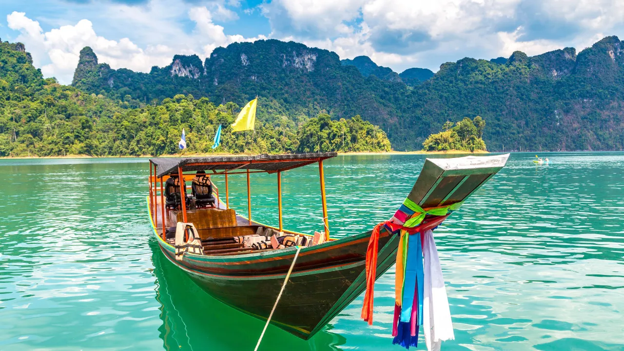 Tradisjonell thailandsk longtail-båt i Khao Sok nasjonalpark Tradisjonell thailandsk longtail-båt i Khao Sok nasjonalpark