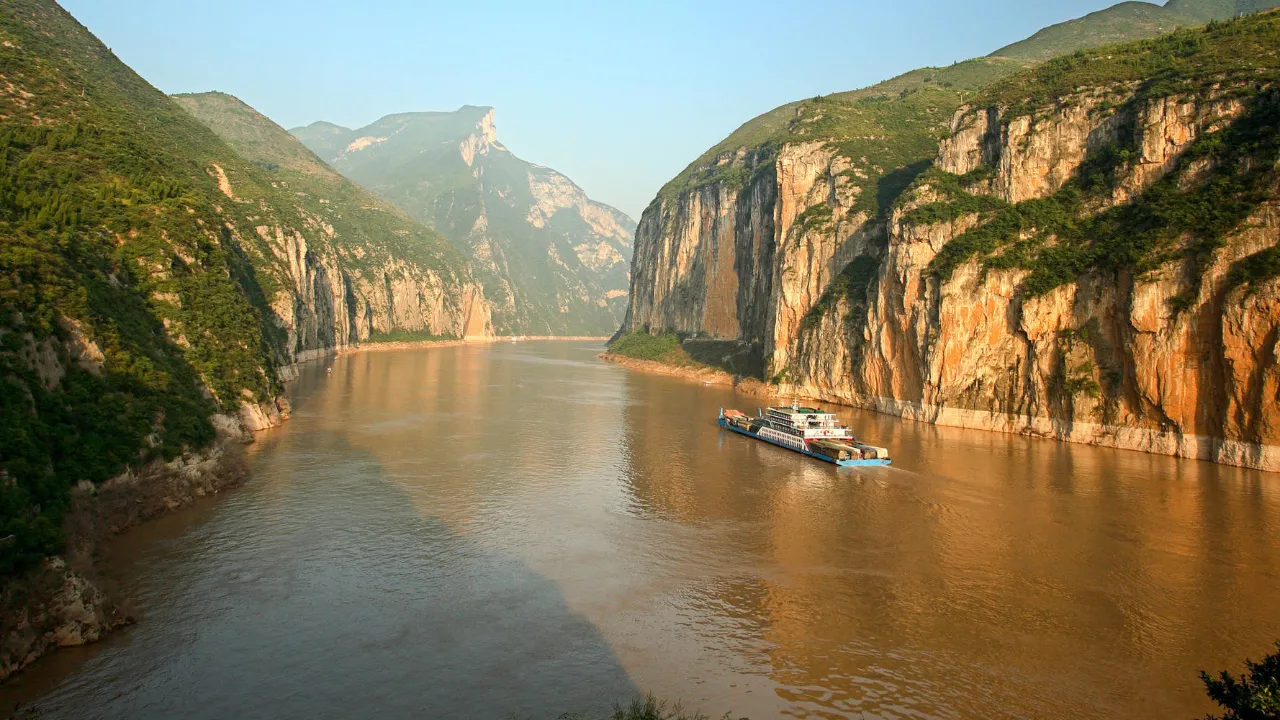 Kuimen-porten er den naturlige «porten» til Qutang-kløften – den første og smaleste av De tre kløfter langs Yangtze-elven Kuimen-porten er den naturlige «porten» til Qutang-kløften – den første og smaleste av De tre kløfter langs Yangtze-elven