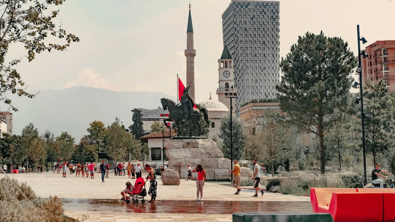 Tirana med Skanderbeg-statuen