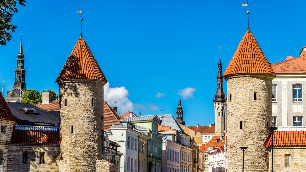 Viru-portene, inngangen til den middelalderske gamlebyen i Tallinn, Estland, med de karakteristiske tårnene Viru-portene, inngangen til den middelalderske gamlebyen i Tallinn, Estland, med de karakteristiske tårnene