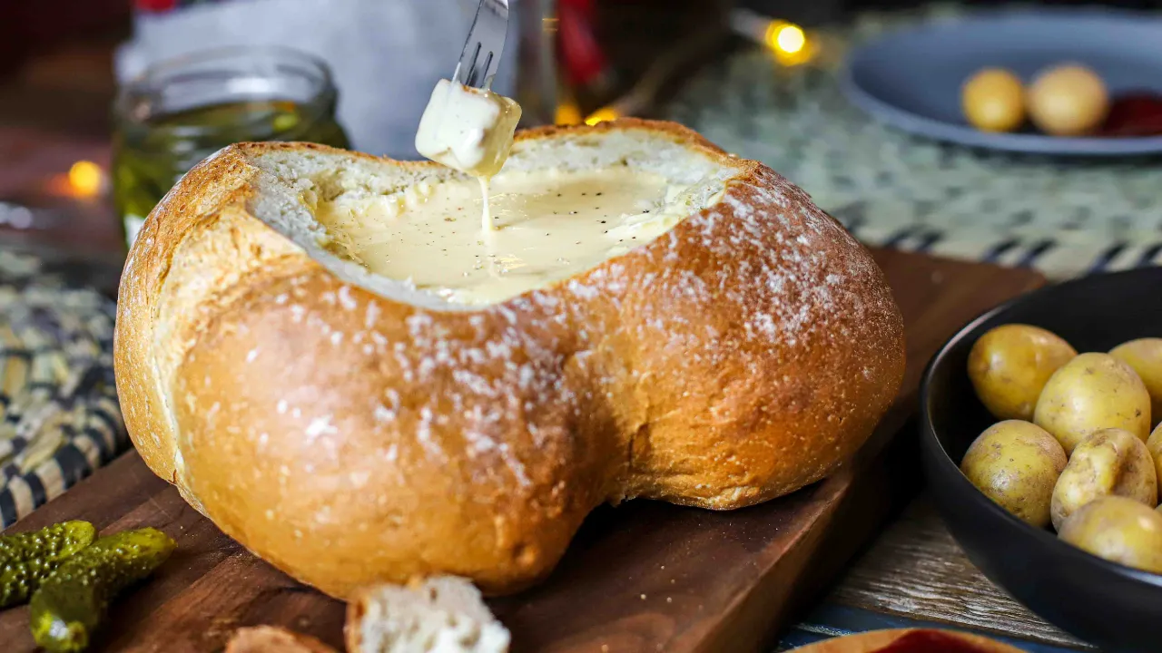 Tradisjonell sveitsisk ostefondue med Gruyère Tradisjonell sveitsisk ostefondue med Gruyère