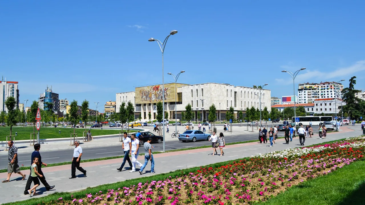 Tiranas sentrale Skanderbeg-plass med det nasjonale historiske museet i bakgrunnen Tiranas sentrale Skanderbeg-plass med det nasjonale historiske museet i bakgrunnen
