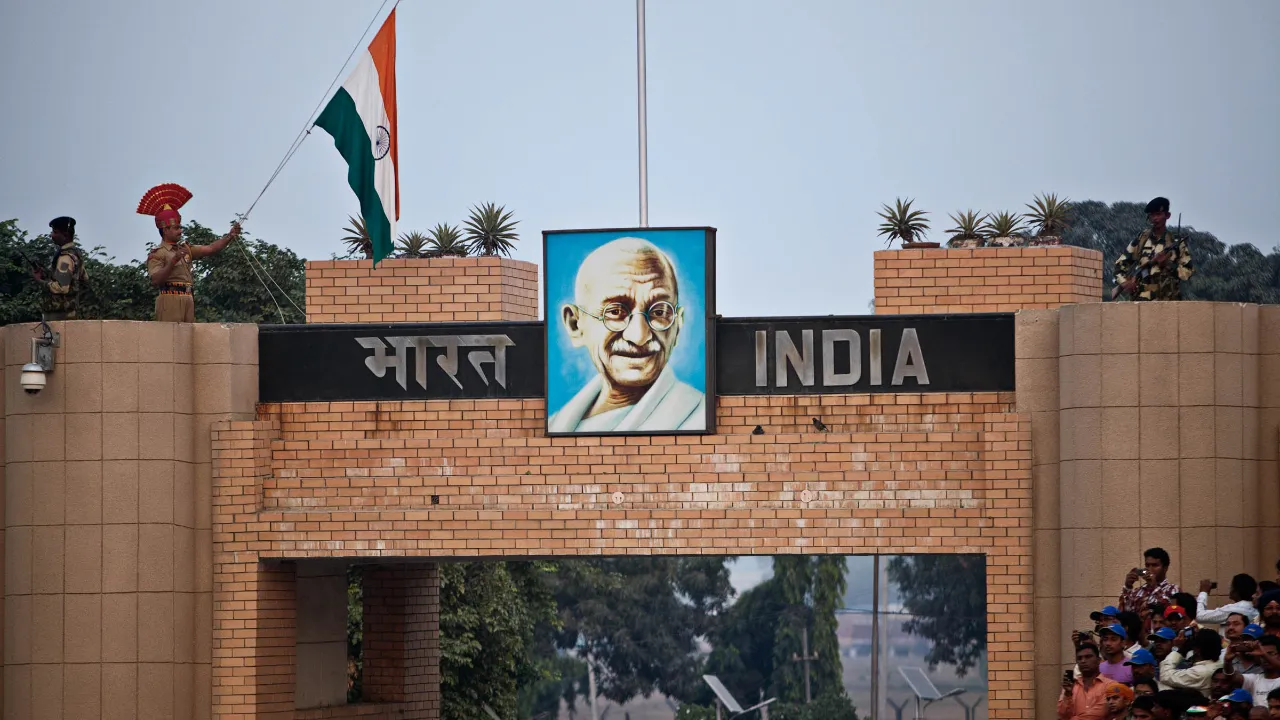 Indias grensepost ved Wagah-grensen mellom India og Pakistan med portrett av Mahatma Gandhi og det indiske flagget Indias grensepost ved Wagah-grensen mellom India og Pakistan med portrett av Mahatma Gandhi og det indiske flagget