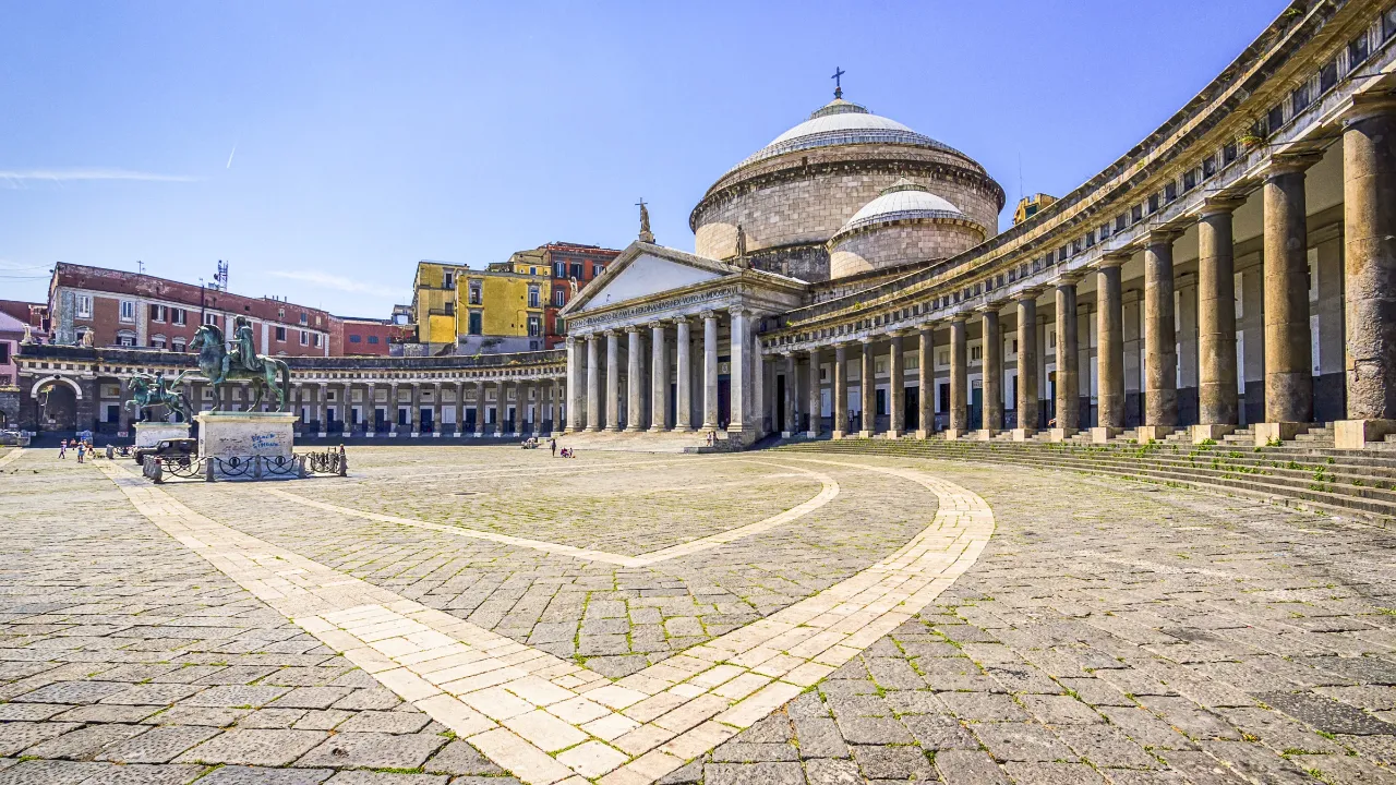 Piazza del Plebiscito i Napoli med den imponerende basilikaen San Francesco di Paola Piazza del Plebiscito i Napoli med den imponerende basilikaen San Francesco di Paola