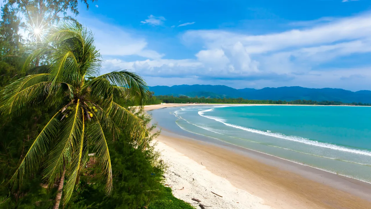 Det turkisblå vannet lokker i Khao Lak Det turkisblå vannet lokker i Khao Lak