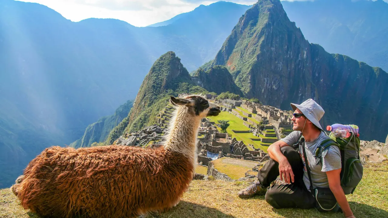 Turist og lama nyter utsikten