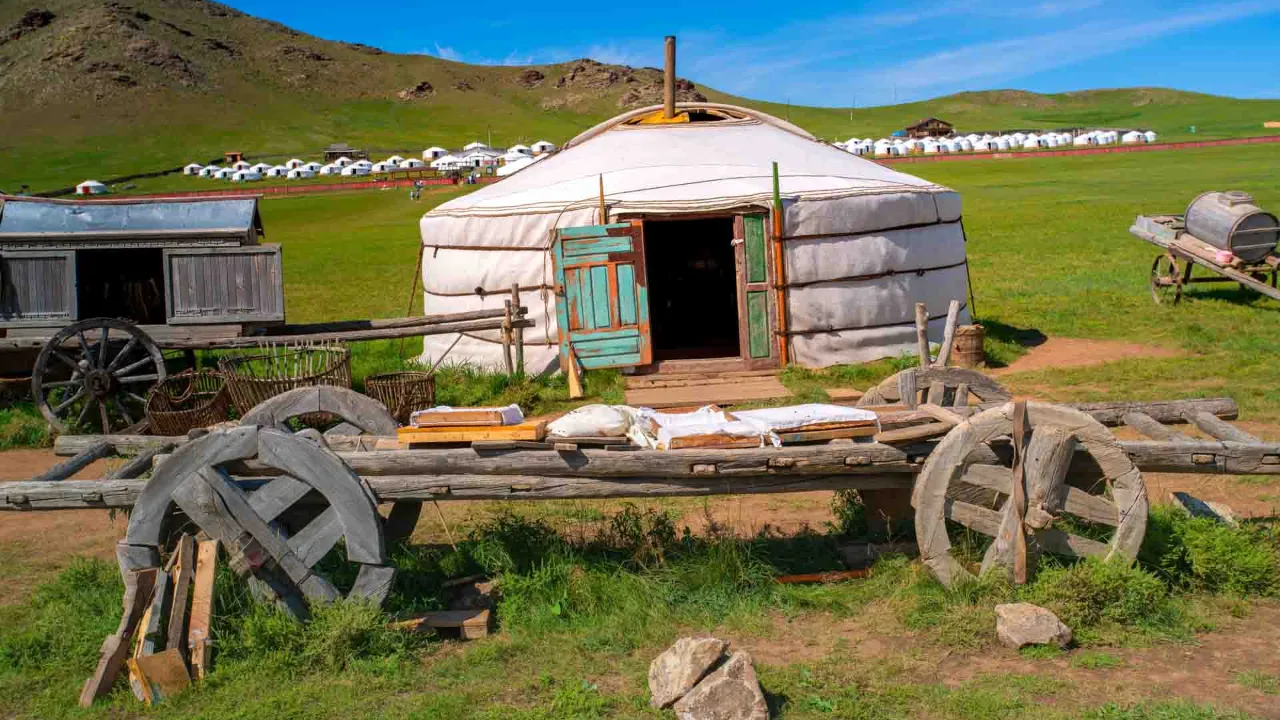 En tradisjonell mongolsk ger med nomadeleir i bakgrunnen En tradisjonell mongolsk ger med nomadeleir i bakgrunnen